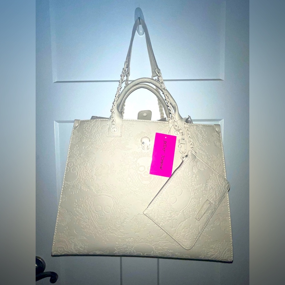 Rare 2024 Cream Betsey Johnson skull purse! New with tags